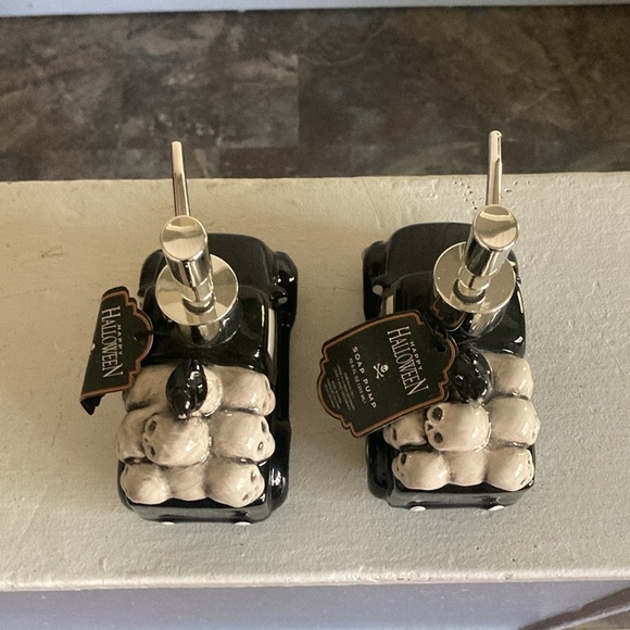 NWT- Set of 2- 10.9oz- Black Ceramic Trick or Treat Truck Soap Dispensers 💀🐦‍⬛ - Picture 10 of 16